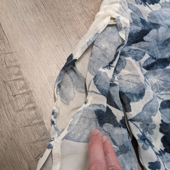 Lucky Brand Blue White Floral Top Open Arm Detail - Picture 5 of 9